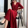Vestido de malha estilo retrô Hong Kong brilhante e atmosférico estilo Royal Sister, decote em V, cintura fina, elegante, vermelho, plissado, longo