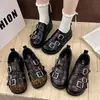 Zapatos de vestir 2026, zapatos pequeños de cuero, suela gruesa, estilo británico, negro, modernos, diseño nuevo, versátiles, de caña baja, con hebillas metálicas, estilo gótico y tacón oculto para mayor altura