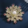 Broche de alta calidad, sentido de nicho, moda creativa, copo de nieve, perla, ramillete de abrigo de alta gama, flor versátil, joyería al por mayor