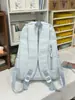 Mochila bordada com filhote de cachorro pintado em azul névoa e branco leitoso para estudantes, adequada para meninas, leve e versátil para o trajeto diário.