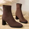 Botines negros de tacón alto grueso para mujer, nuevos de otoño e invierno 2026, punta cuadrada, ajustados, de gamuza, botines cortos