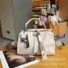 Modelo novo 2025 transfronteiriço pele de ovelha bege aveia estilo universitário original retrô simples bolsa transversal de ombro casual mochila