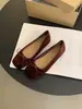 Primeiro Encontro Temporada Sapatos Baixos de Camurça Antiga Femininos Estilo Novo Primavera e Outono Estilo Francês de Festa Sapatos Planos Casuais Elegantes de Fada