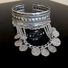 Pulsera abierta de borla de moneda redonda de lujo ligero, diseño creativo de nicho, sentido del diseño, pulsera de brazo, personalidad, estilo dulce y cool, joyería al por mayor