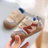 Nova coleção Primavera/Outono 2026: sapatos de caminhada para bebês, tênis casuais unissex com solas macias e características antiderrapantes, projetados para bebês e crianças pequenas
