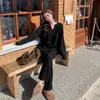 Nuevo conjunto casual de otoño e invierno con un ambiente relajado, moderno y rejuvenecedor, suéter de punto con cuello medio abierto y conjunto casual de pantalones anchos holgados