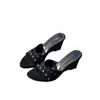 Nuevas sandalias de cuña de verano 2026 para mujer para uso en exteriores, con tachuelas, elegantes, adecuadas para combinar con faldas, sandalias de tacón alto de punta abierta de moda