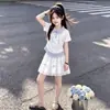 2026 Conjunto de Duas Peças Verão para Meninas, Polo Listrado Patchwork Elegante, Manga Curta, Saia Doce com Laço e Renda