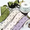 Suéter pequeno com estampa de coração em um lado, borda preta e laço feito à mão, material para artesanato, caixa de presente e fita para embalagem.