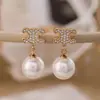 Pendientes Retro Franceses de Zirconia y Perla Microincrustados Elegantes de Gama Alta de Nicho Moda Lujo Ligero Exquisitos Pendientes con Pasador de Plata