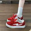 Zapatos retro de nicho rojos tipo placa de pruebas para mujer, modernos 2026 verano nuevos versátiles ligeros deportivos casuales