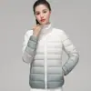 Jaqueta de Penas Leve de Veludo 90 Outono e Inverno Nova Feminina Transfronteiriça Feminina Gola Alta com Capuz Cor Degradê Tamanho Grande Penas de Pato Branco