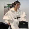 Jaqueta Moletom Capuz Solta Grossa Estilo Preguiçoso Chique de Hong Kong para Mulheres Outono e Inverno 2026 Nova Blusa com Estampa de Letras Europeia e Americana