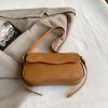 Bolsa pequena elegante de um ombro feminina 2024 outono e inverno nova bolsa transversal texturizada da moda bolsa de axila com design de nicho simples