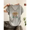 Camiseta Gris de Algodón para Mujer con Cuello en V y Mangas Cortas con Pequeños Volantes, Diseñada para un Corte Ajustado y una Silueta Favorecedora, Verano 2026