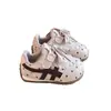 Zapatos de princesa para bebé niña, primeros pasos, nuevo estilo primavera/otoño 2026, antideslizantes, suela blanda, diseño de lunares, parte superior de piel para bebés y niños pequeños