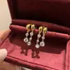 Pendientes de Borla Explosiva con Perforaciones de Burbujas de Caperucita Roja Moda Alto Valor de Color Diseño de Moda Lujo Ligero Personalizado Joyería Versátil para Mujer
