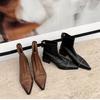 Botas da Moda Retrô Francesa Estilo Maillard Bico Fino Rebite Emagrecedoras Salto Grosso Moda Inverno 2024 Botas de Cano Curto em Couro