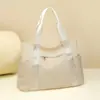Bolsa de Ombro de Nylon Transfronteiriça 2025 Inverno Nova Bolsa Tote Leve Cor Sólida Tendência Grande Capacidade Bolsa Feminina