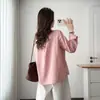Moda Otoño 2026: Camisa de Color Caramelo con Cuello Puntiagudo Oculto, Sencilla y Artística, Top Cardigan Casual para Mujer