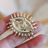Broche Nuevo Retro Exagerado Ojo del Diablo Personalizado Abrigo de Mujer Aleación Incrustado con Perla de Agua Dulce Ramillete Accesorios de Traje