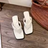 Sandálias de Cunha com Tiras Quadradas em Pele de Ovelha para Mulheres, Chinelos de Praia Antiderrapantes de Verão, Chinelos de Férias com Sola Grossa para Exterior