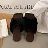 Pantuflas de Moda con Tira Cruzada y Dedos al Descubierto 2026 Nueva Pantufla de Piel de Una Sola Tira para Mujer Uso Exterior Felpa Suela Plana Negro