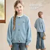 Suéter para niñas con bordado de cachorro de botón de colores, nuevo diseño suave y elegante de otoño 2026, chaqueta de punto tipo cárdigan para niños