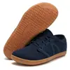 Zapatos deportivos casuales blancos nuevos de primavera y otoño transpirables de suela suave tejidos voladores para caminar cómodos para mujer, pie plano, pareja