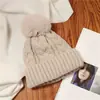 Chapéu de tricô vermelho para mulheres 2026 novo estilo viagem Sichuan-Tibete proteção de orelha quente chapéu de tricô circunferência da cabeça grande tricô em trança chapéu de frio com pompom