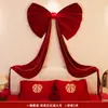 Conjunto de decoração para quarto de casamento, incluindo um painel em formato de laço para o quarto, decorações para a cabeceira da cama e uma variedade de suprimentos de casamento.