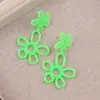 Pendientes Estilo Vacaciones Pendientes de Flor de Acrílico Color Fresco Pequeño Contraste Irregular Hueco Pétalo Pendientes Joyería para Orejas para Mujeres