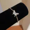 Pulsera de flor de la suerte de circón súper brillante europea y americana, nicho de lujo ligero de alta gama, accesorio de mano versátil y elegante para mujer