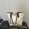 Bolso tote de hombro cruzado europeo y americano de gran capacidad para el día a día 2026 moda tejido personalizado moderno simple para mujer