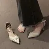 Zapatos de tacón de aguja de punta fina y boca poco profunda de moda para mujer 2025 Primavera y Verano Nuevo Estilo de Hada Correa de Perla Tacones Altos
