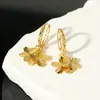 Pendientes Ouyini de plata de ley 925 con delicado diseño floral, cierres de oreja de doble capa, estilo versátil de lujo ligero, espesamente chapados en oro real de 18K