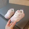 Zapatos para niños pequeños para niñas, estilo primavera y otoño, zapatos suaves para bebés con suela antideslizante, zapatos funcionales de malla transpirable para niños pequeños
