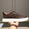 Tênis de Couro Genuíno com Recortes para Homem, Luxo Acessível, Sapatos Brancos Modernos e Versáteis, Novo 2025 Antiderrapante, Resistente ao Desgaste, Respirável, Sapatos Casuais