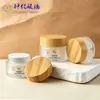 En stock tarro de crema de vidrio esmerilado de 30g con tapa de veta de madera para envasar crema facial, contorno de ojos y cosméticos para el cuidado de la piel