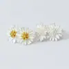 S925 brinco de prata feminino versão coreana de pequenas flores frescas simples e simples prata lisa pequena margarida joias de prata atacado E0430
