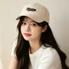 Gorra de Béisbol Casual Versátil Elegante Nueva con Bordado de Letras para Viajes al Aire Libre, Adelgazamiento Facial, Sombrero de Sol Transpirable