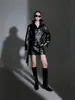 Jaqueta de Couro Curta Estilosa Nova Outono/Inverno Estilo Biker com Decote V para Mulheres, Cintura Marcada com Cinto, Fashion, Versátil, Jaqueta de Couro Genuíno de Alta Qualidade