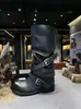 Botas de salto alto para mulheres em estilo vintage, com fivela de cinto em couro desgastado, apresentando um salto grosso, design empilhado, sola grossa e cano largo.