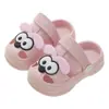 Sandalias infantiles se pueden usar tanto en interiores como en exteriores, con suela suave antideslizante, diseño lindo de dibujos animados, adecuadas para niños y niñas, zuecos para bebé de punta cerrada